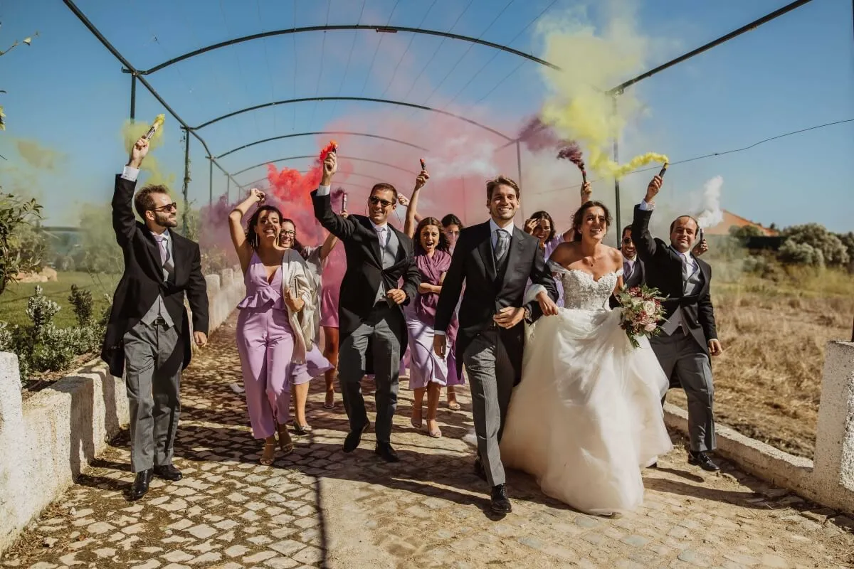 Momento de celebração com fumos coloridos num casamento na Quinta do Alto